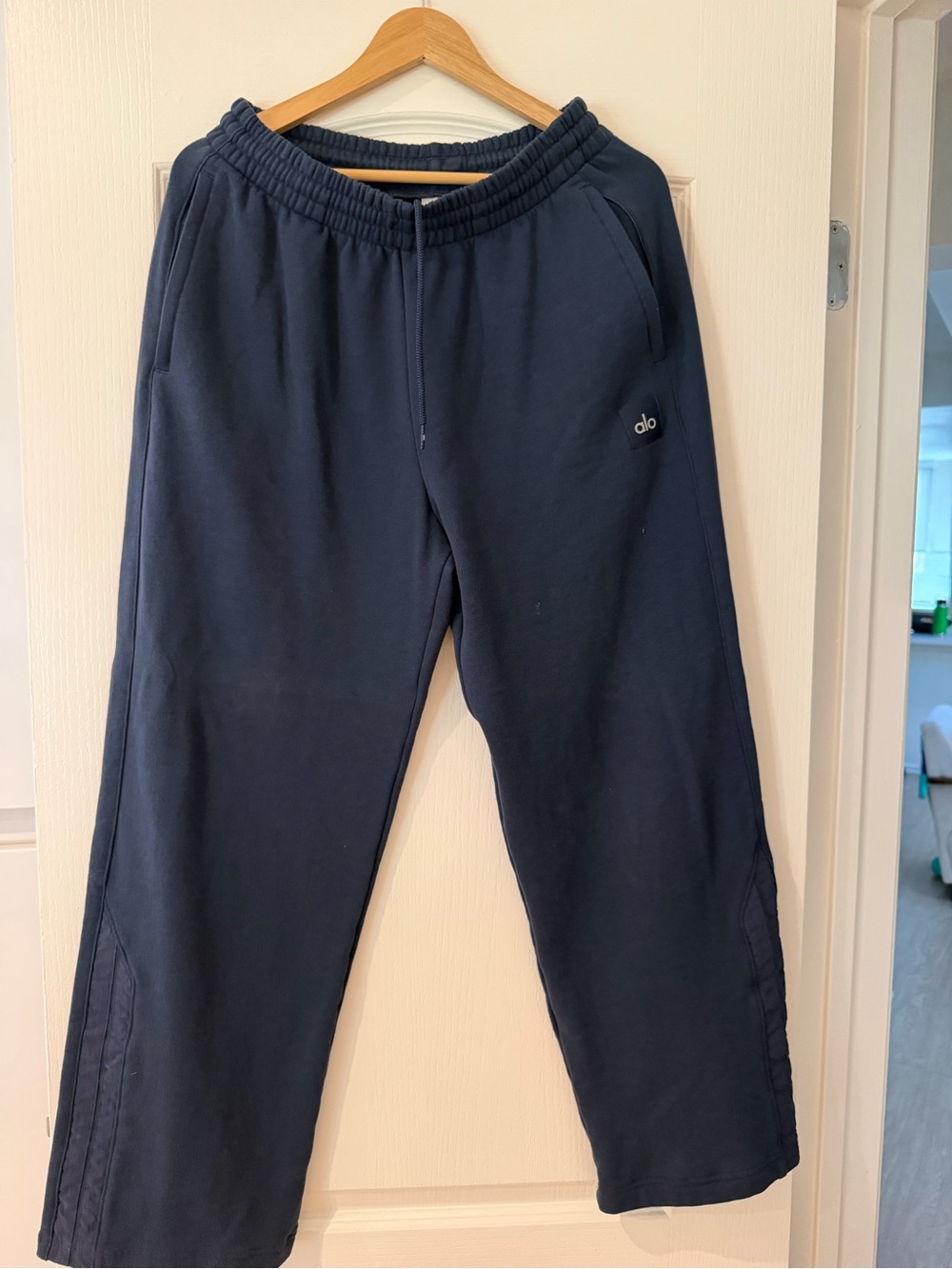 ALO Yoga Men’s Navy Blue Jogger Sweatpants